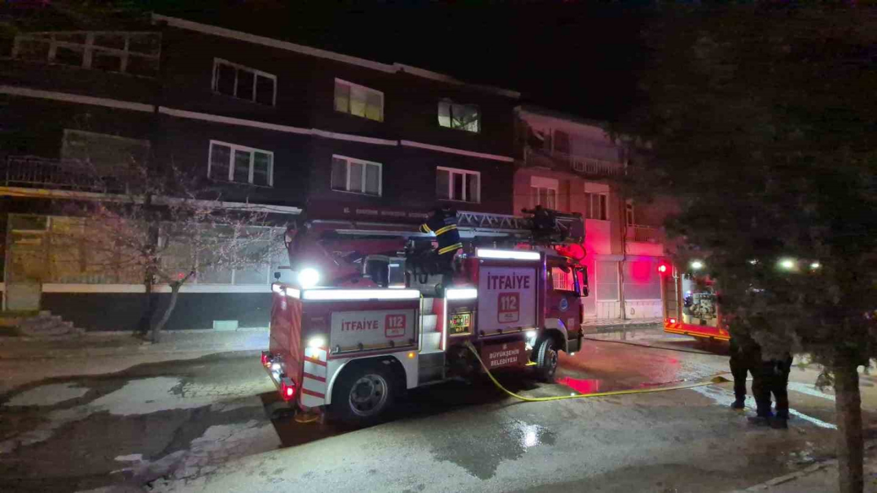 Eskişehir'de Apartman Dairesinde Yangın Çıktı 3 Yaralı