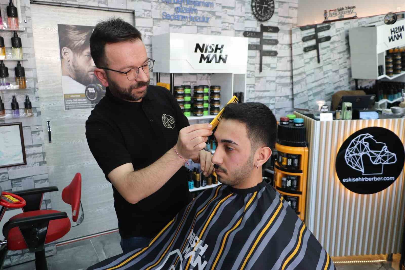 Eskişehir’de Berberlerde Bayram Mesaisi