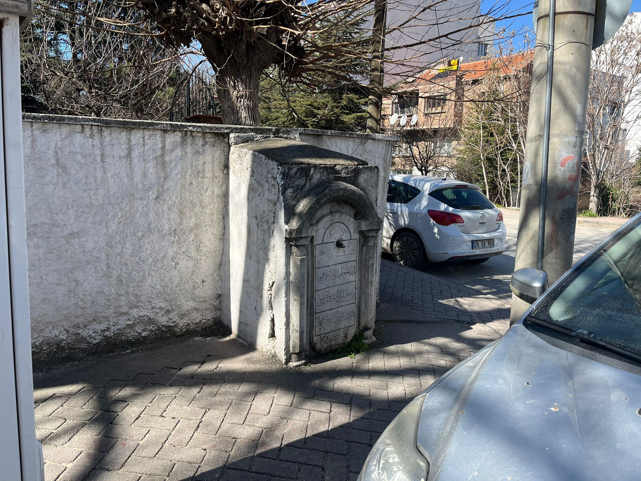 Eskişehir’de Beton İçinde Kalan Tarihi Çeşme Restorasyon Bekliyor (4)