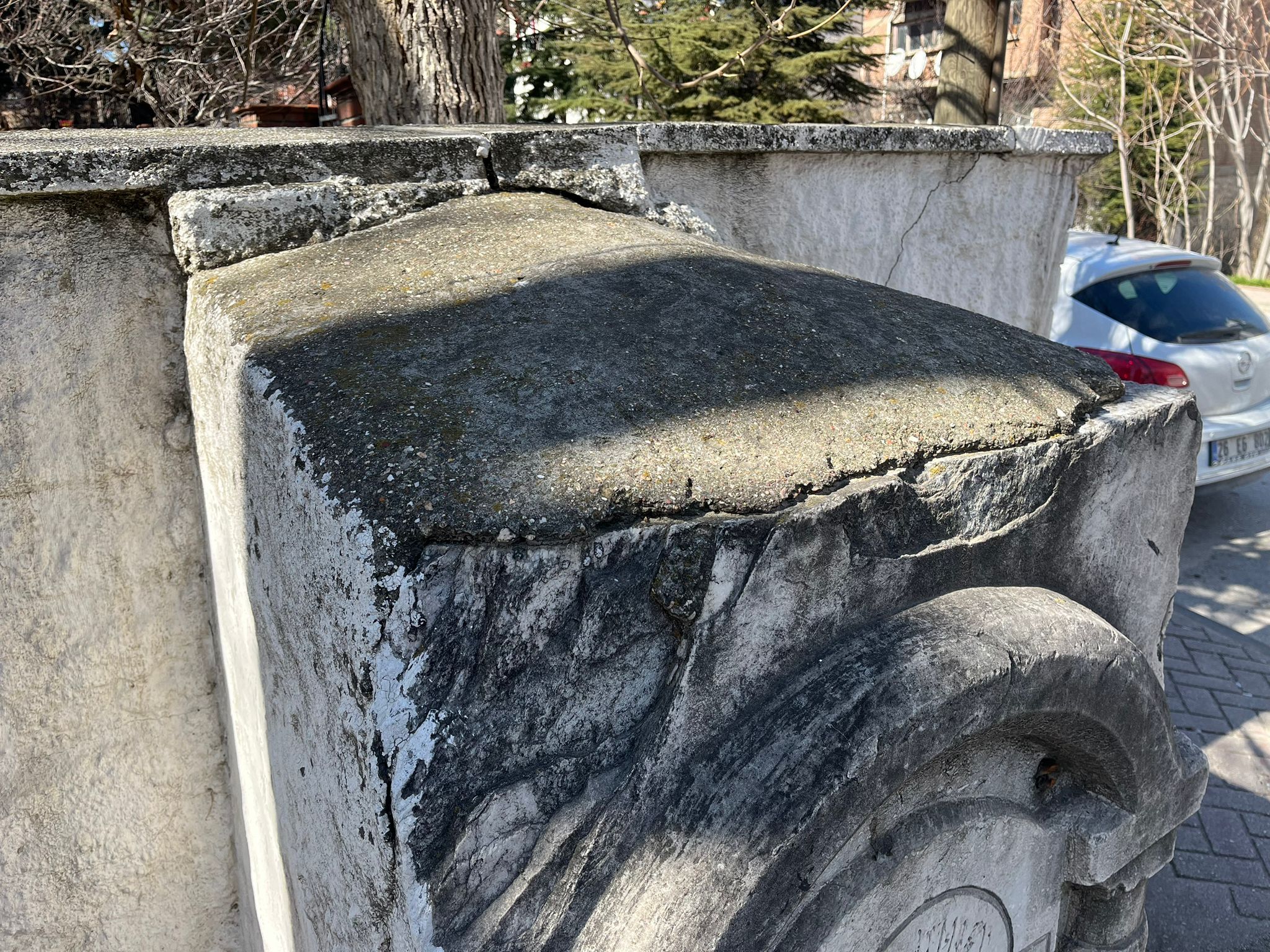 Eskişehir’de Beton İçinde Kalan Tarihi Çeşme Restorasyon Bekliyor (5)