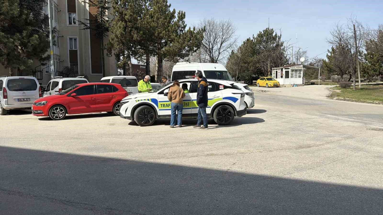 Eskişehir'de Kontrolden Çıkan Araç Marketin Camından Girdi-1