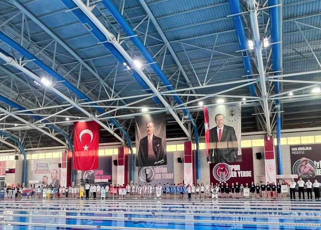 Eskişehir'de Küçükler Yüzme Müsabakaları Başladı (1)