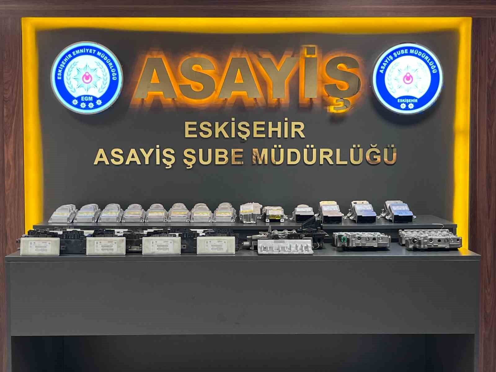 Eskişehir'de Lüks Araçları Parçalayıp Satan Şebekeye Operasyon.-1