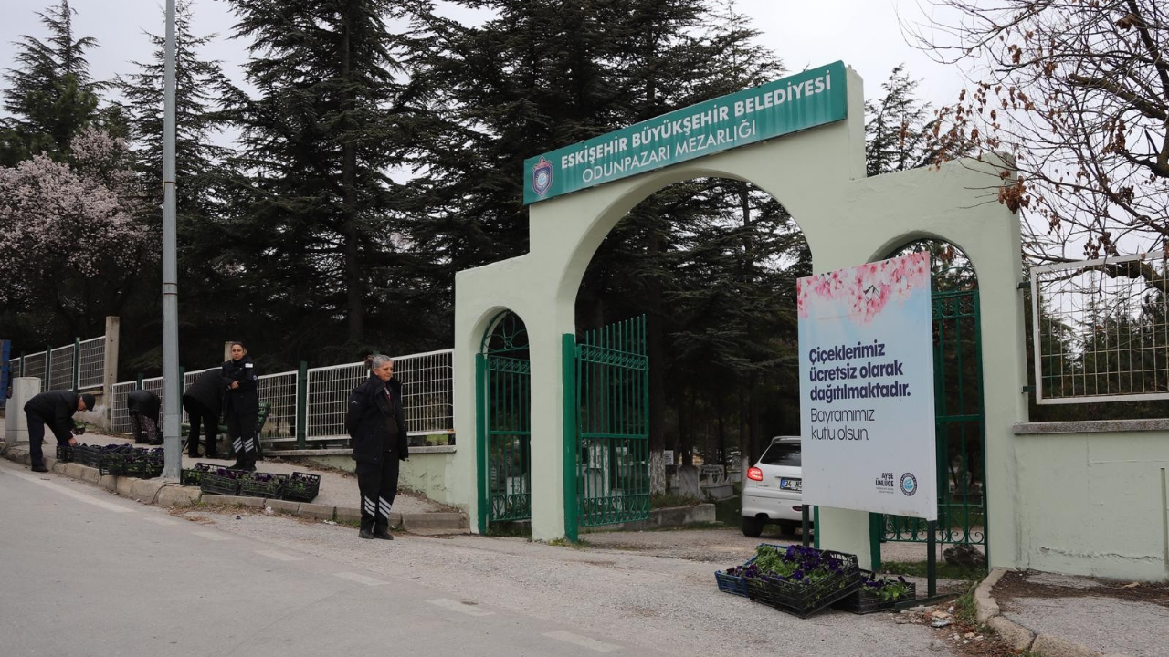 Eskişehir’de Mezarlıklarda Çiçek Geleneği (1)