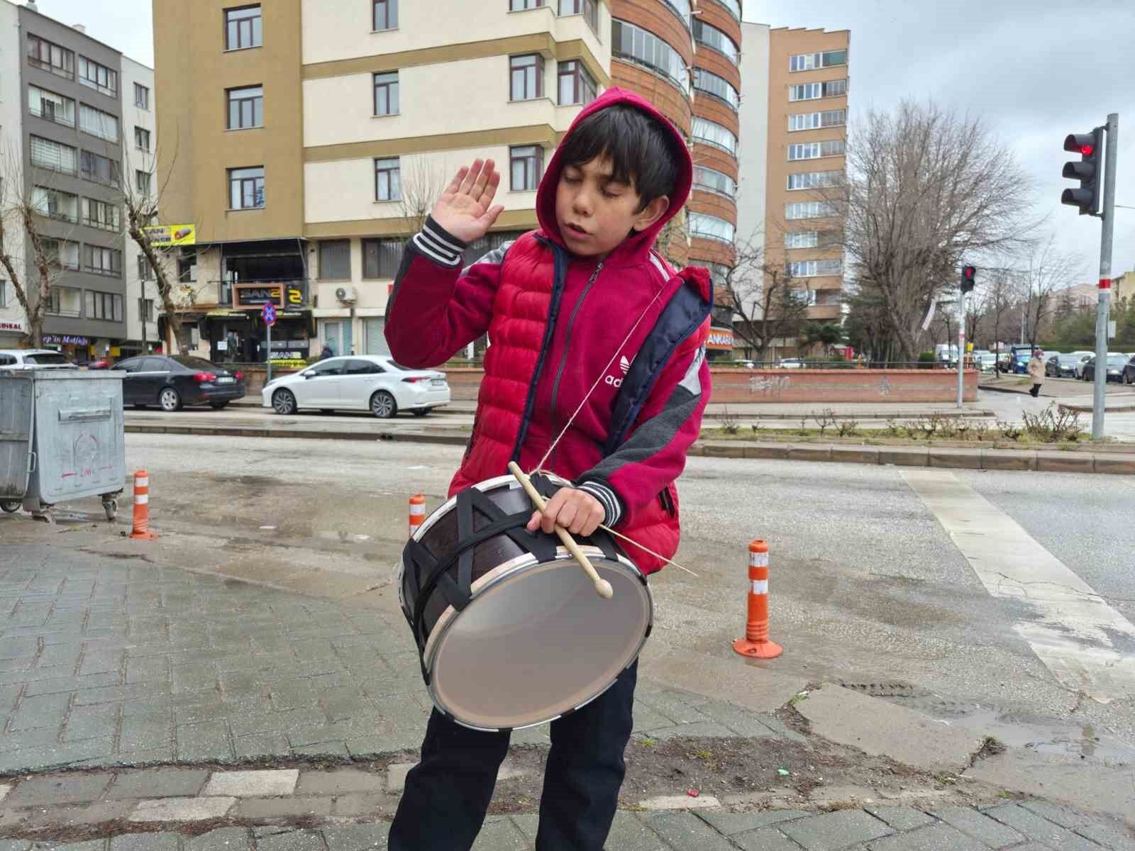 Eskişehir’de Miniklerden Davullu Bayram Mesaisi (1)
