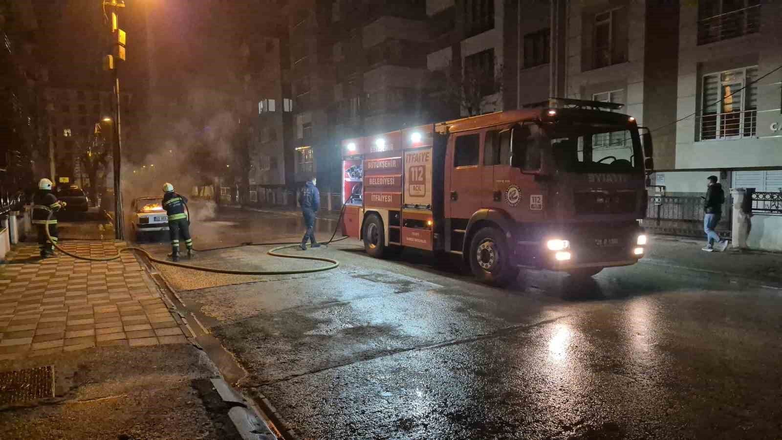 Eskişehir'de Park Halindeki Araç Alev Alev Yandı.