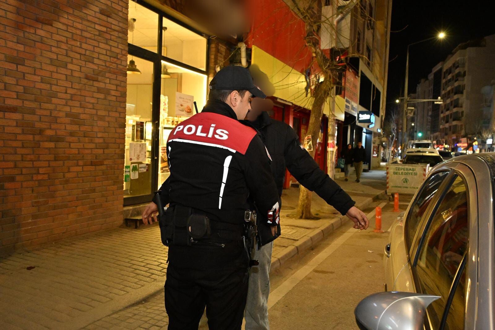 Eskişehir’de Polis Gece Mesaisinde Yüzlerce Kişiyi Sorguladı (2)