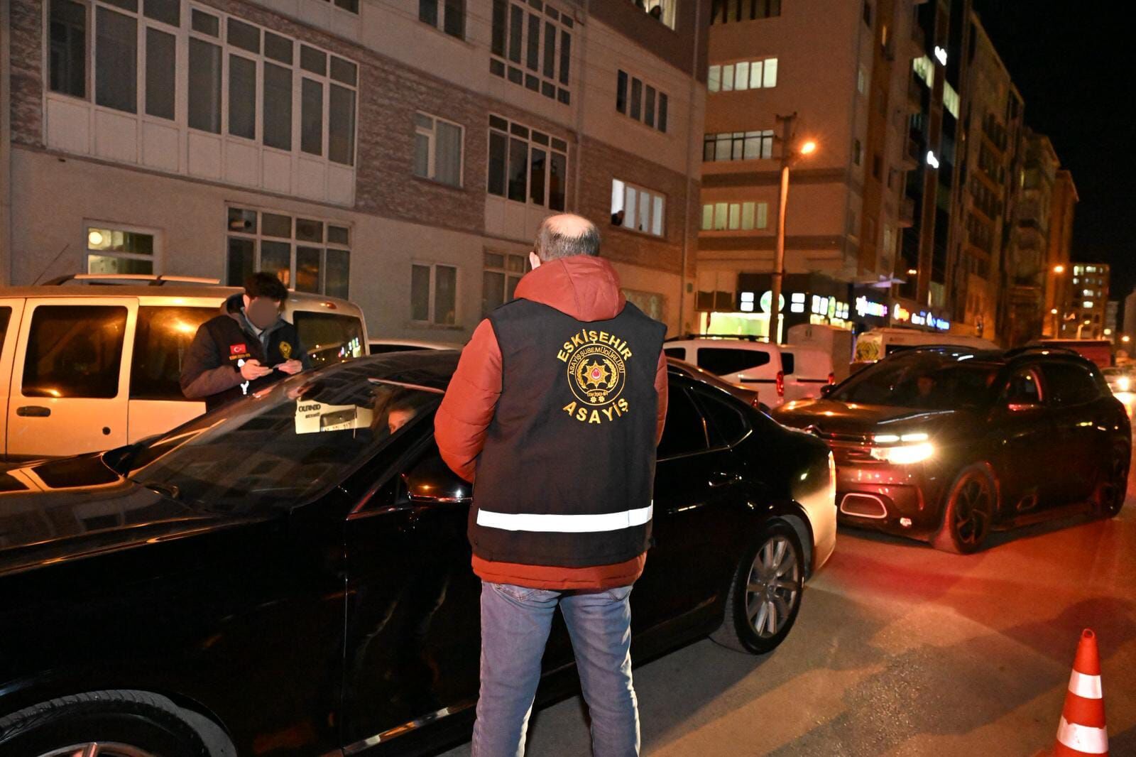 Eskişehir’de Polis Gece Mesaisinde Yüzlerce Kişiyi Sorguladı (6)