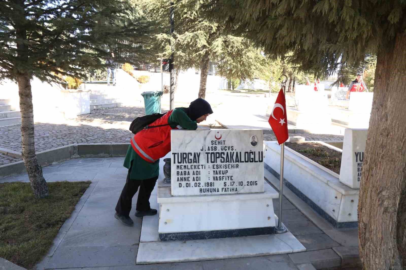 Eskişehir'de Şehitliklere Anlamlı Temizlik Çalışması (1)