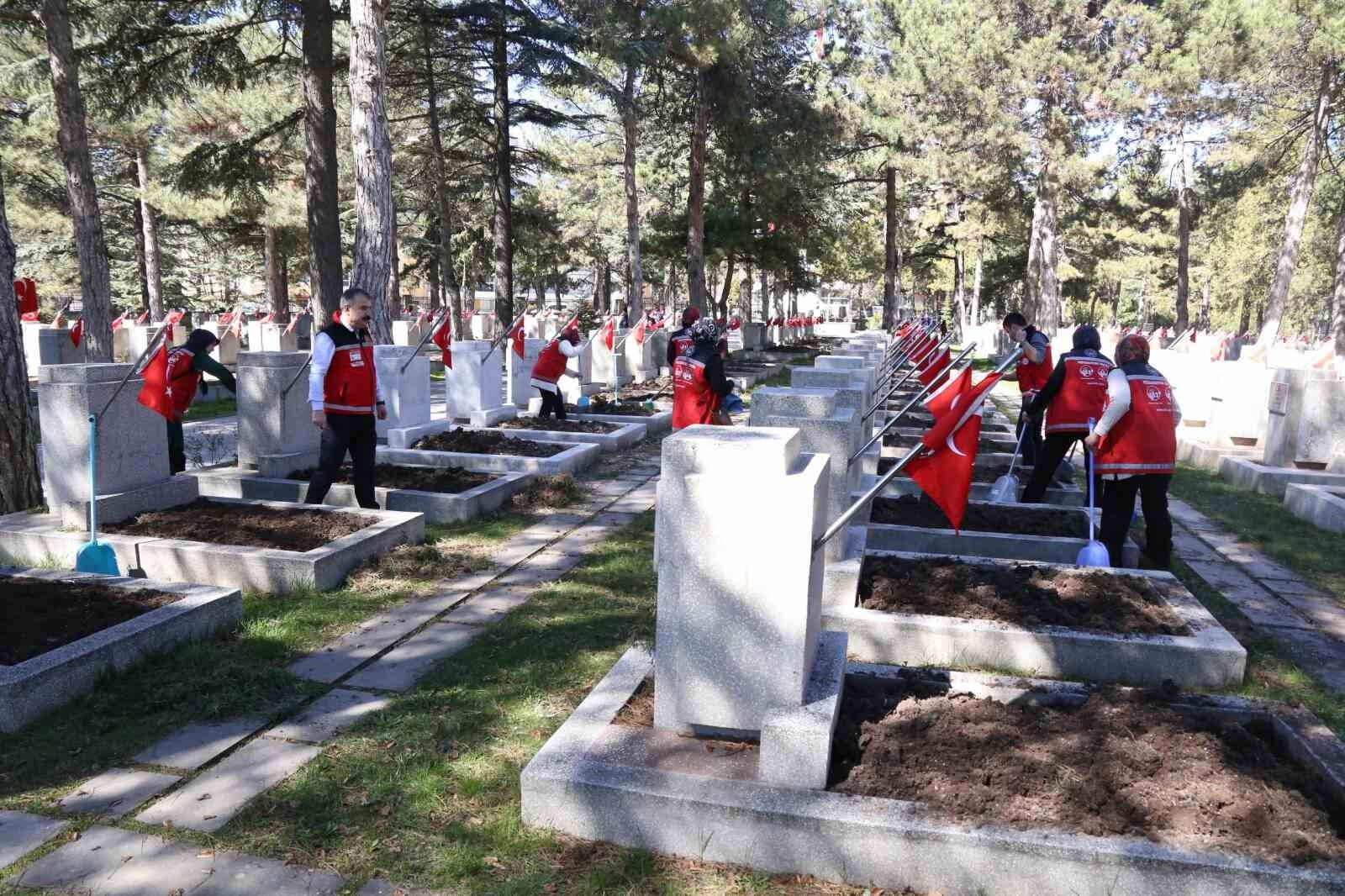 Eskişehir'de Şehitliklere Anlamlı Temizlik Çalışması (2)