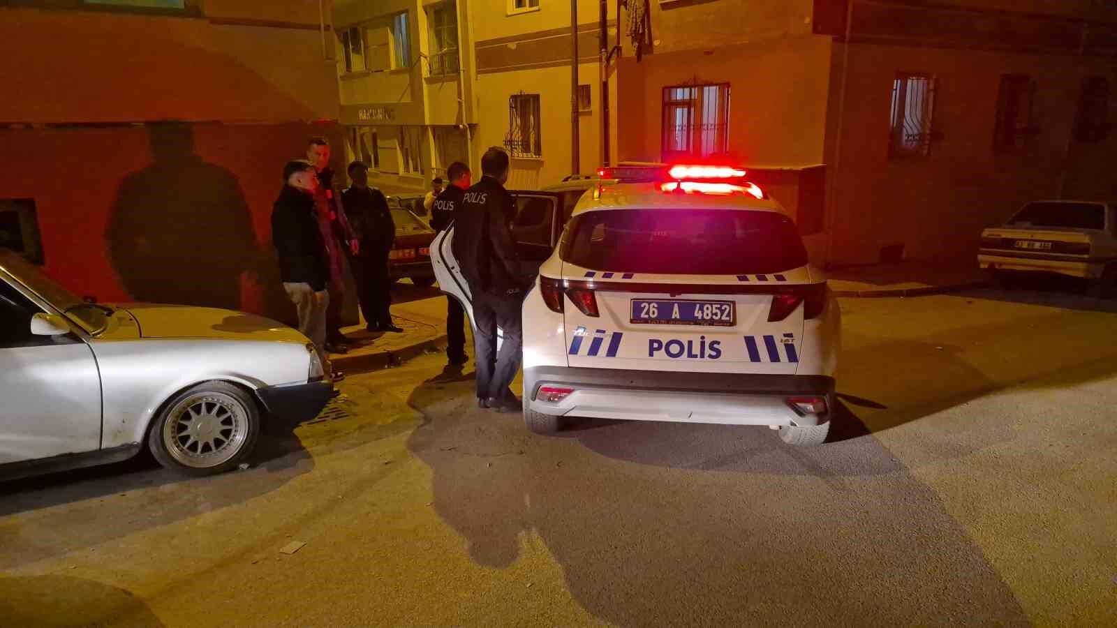 Eskişehir'de Sevgilisinden Ayrılan Genç Sokak Ortasında Arabasını Parçaladı (1)