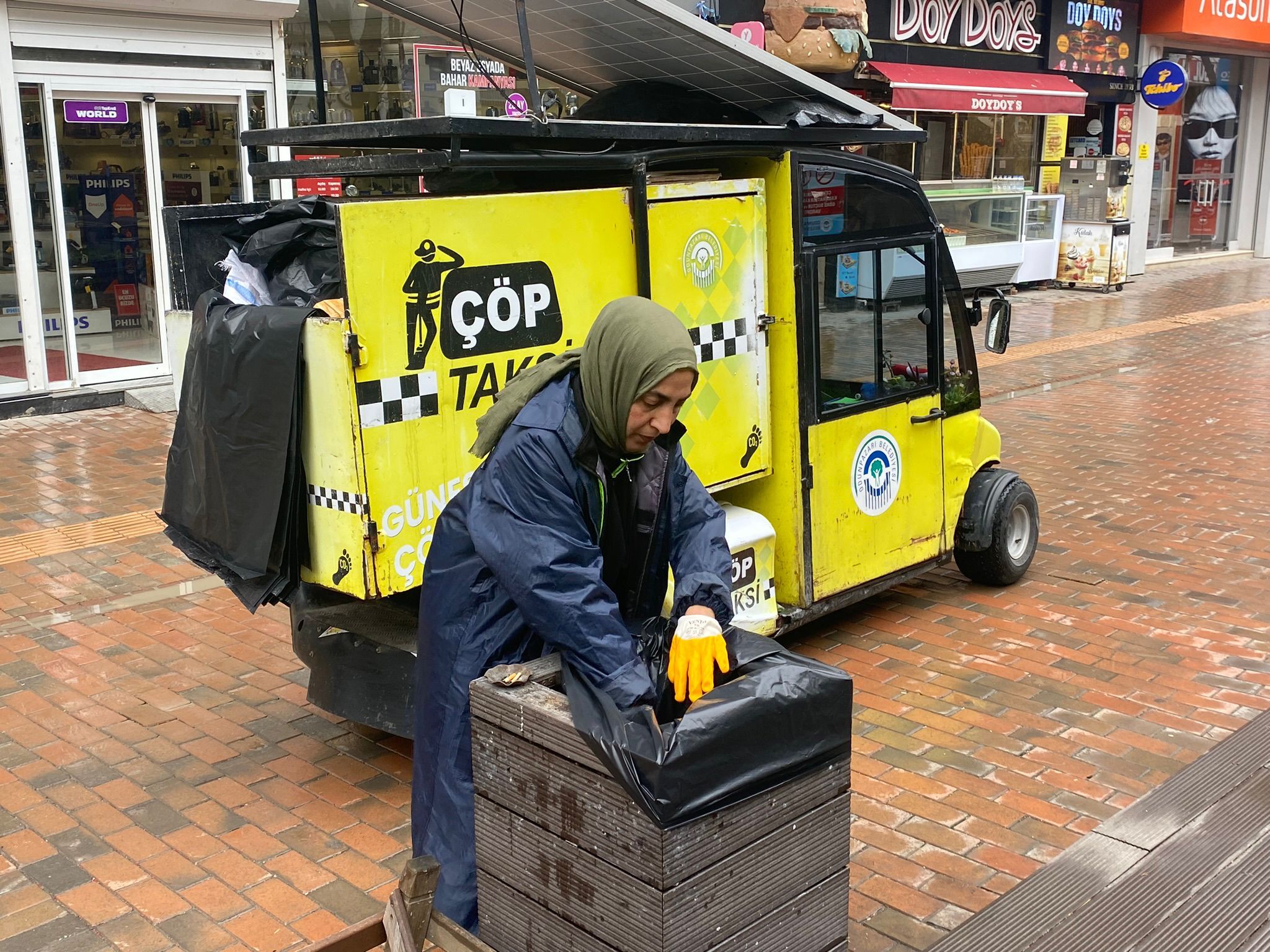 Eskişehir'de Sokaklar Kadın Emeği İle Temizleniyor (4)