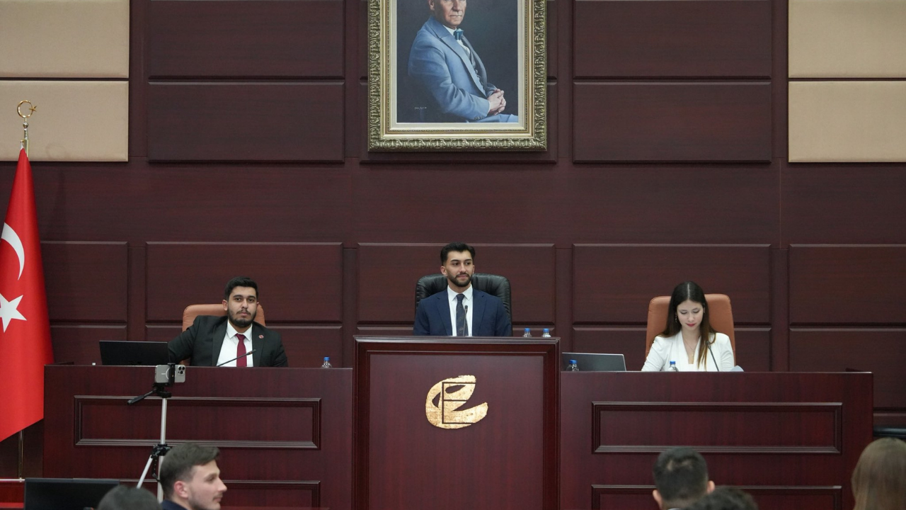 Eskişehir'de Üniversiteliler Yerel Yönetim Deneyimi Kazandı (3)