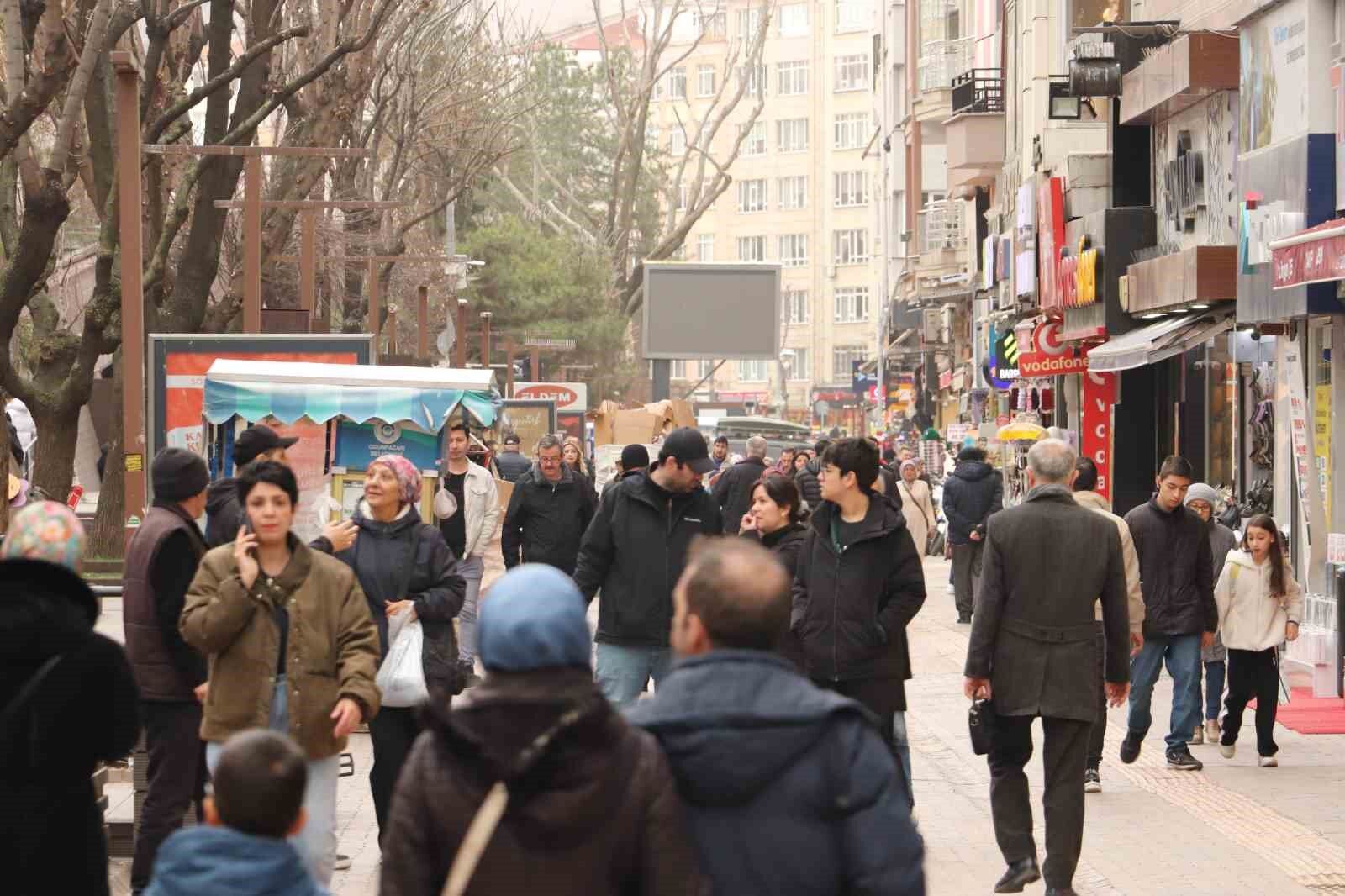 Eskişehir’de Yağmurlu Havaya Rağmen Sokaklar Doldu (2)