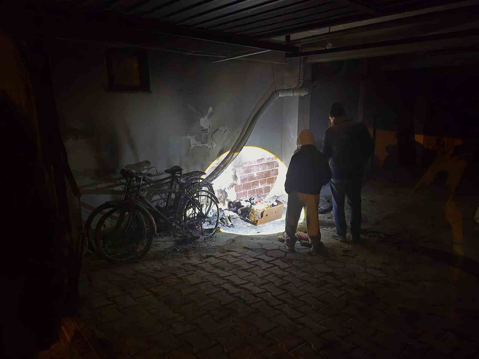 Garaj Yangını Paniğe Neden Oldu (1)