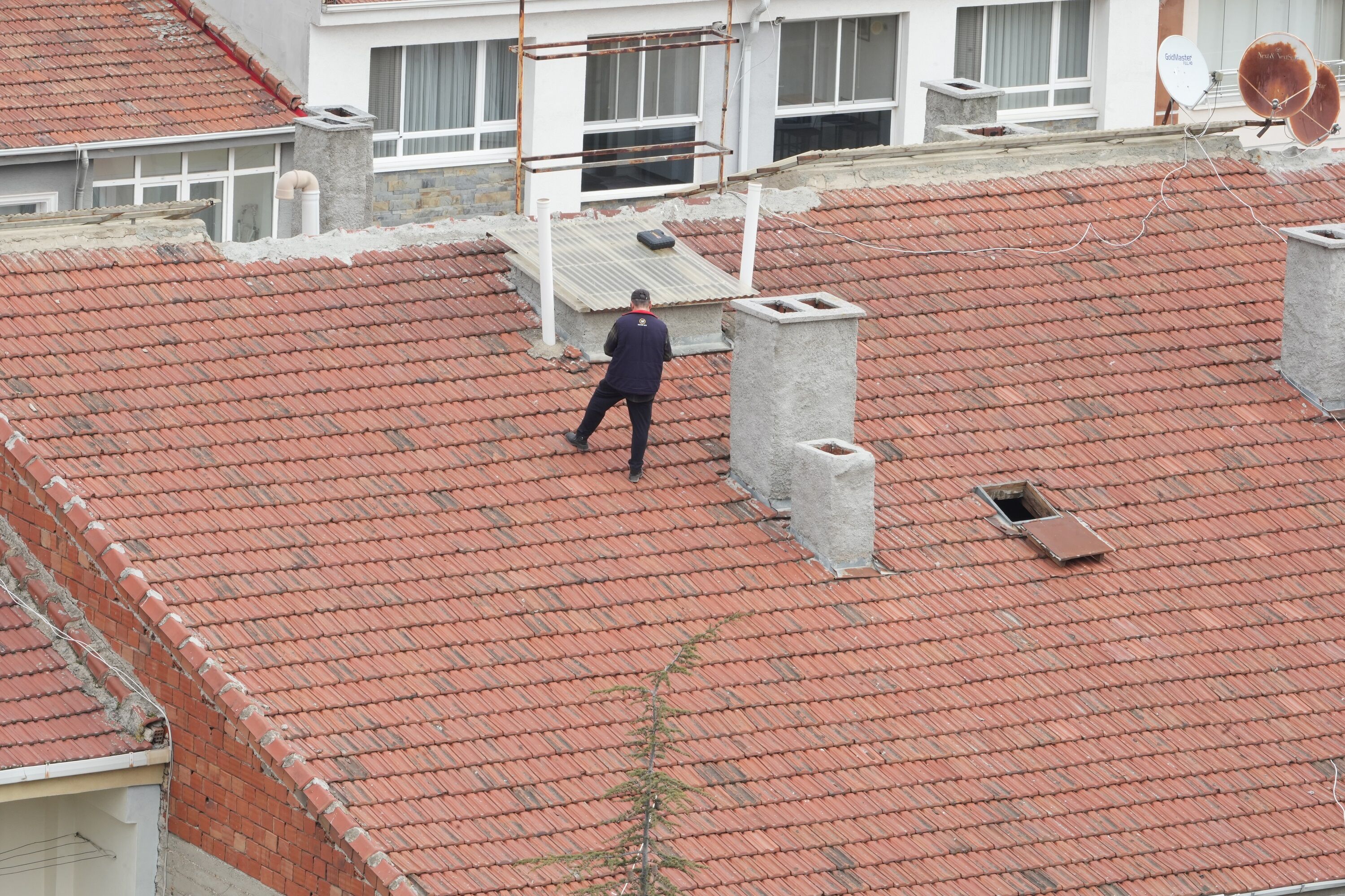 Gökmeydan’da Nefes Kesen Görüntü Çatıda Dolaşan Kişi Endişe Yarattı (1)