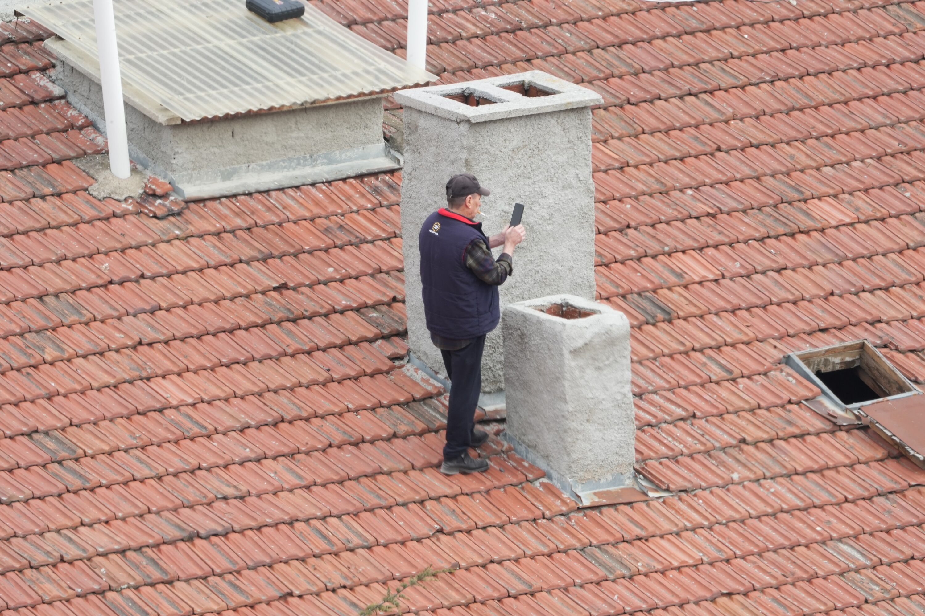 Gökmeydan’da Nefes Kesen Görüntü Çatıda Dolaşan Kişi Endişe Yarattı (3)