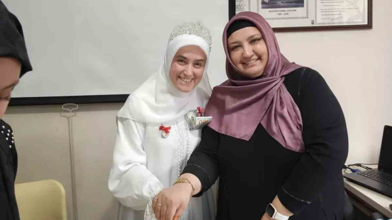 Hem Anne Hem Hafız Elif’in İlham Veren Hikâyesi (1)