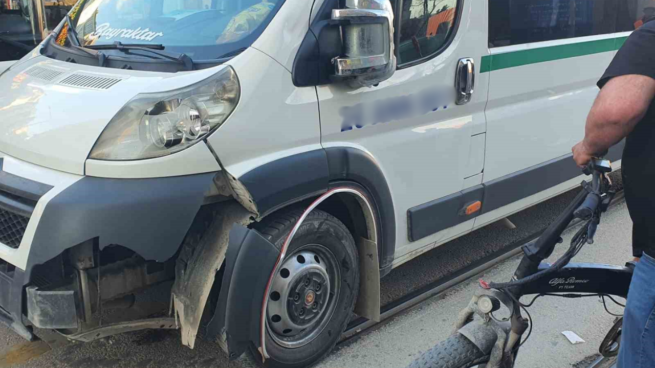 Kavşakta Kaza Elektrikli Bisiklet Sürücüsü Yaralandı (1)