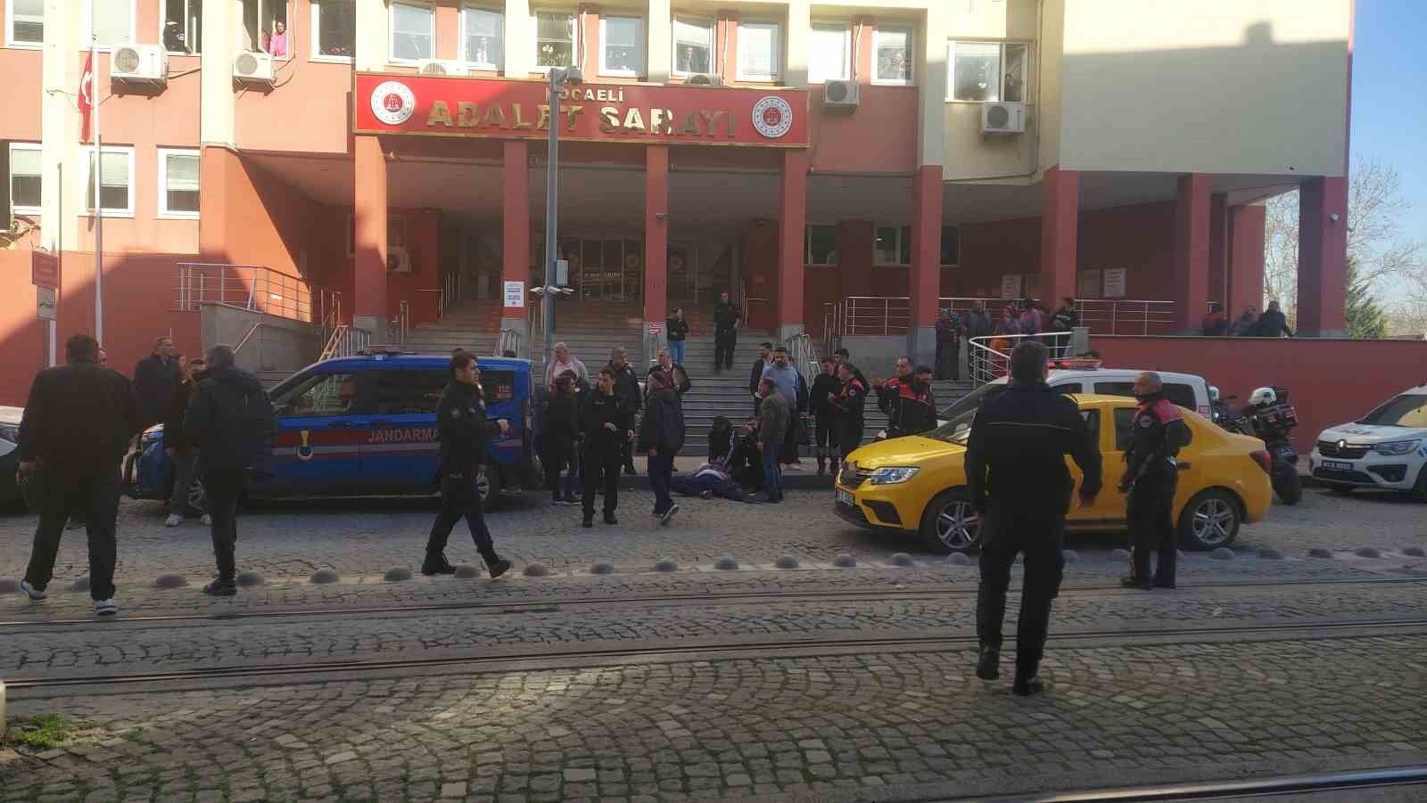 Kendisine Istismarda Bulunduğunu Iddia Ettiği Şahsı Duruşma Sonrası Bıçakladı (1)