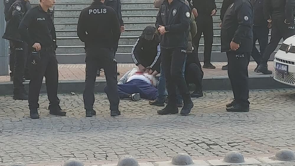 Kendisine Istismarda Bulunduğunu Iddia Ettiği Şahsı Duruşma Sonrası Bıçakladı (2)