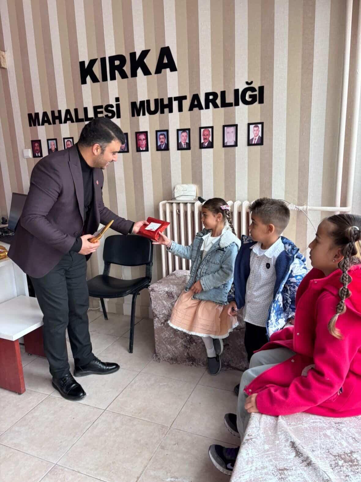 Kırka Muhtarı Çocukları Sevindirdi