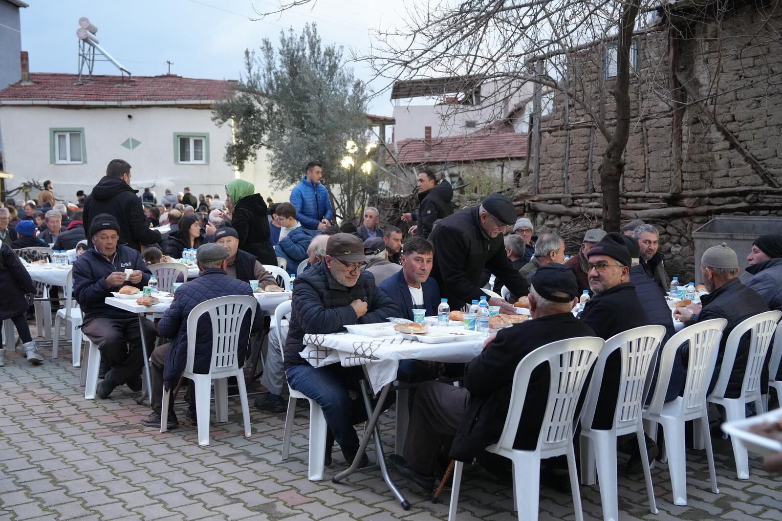 Mihalgazi’de Büyükşehir’in İftar Sofrası Yoğun İlgi Gördü (2)