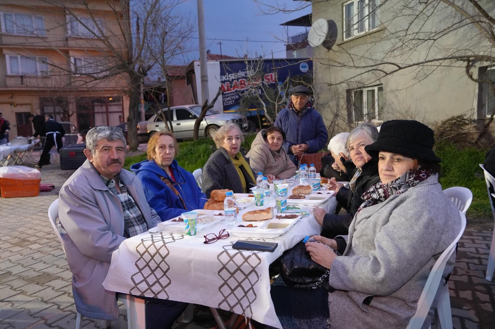 Mihalgazi’de Büyükşehir’in İftar Sofrası Yoğun İlgi Gördü (3)