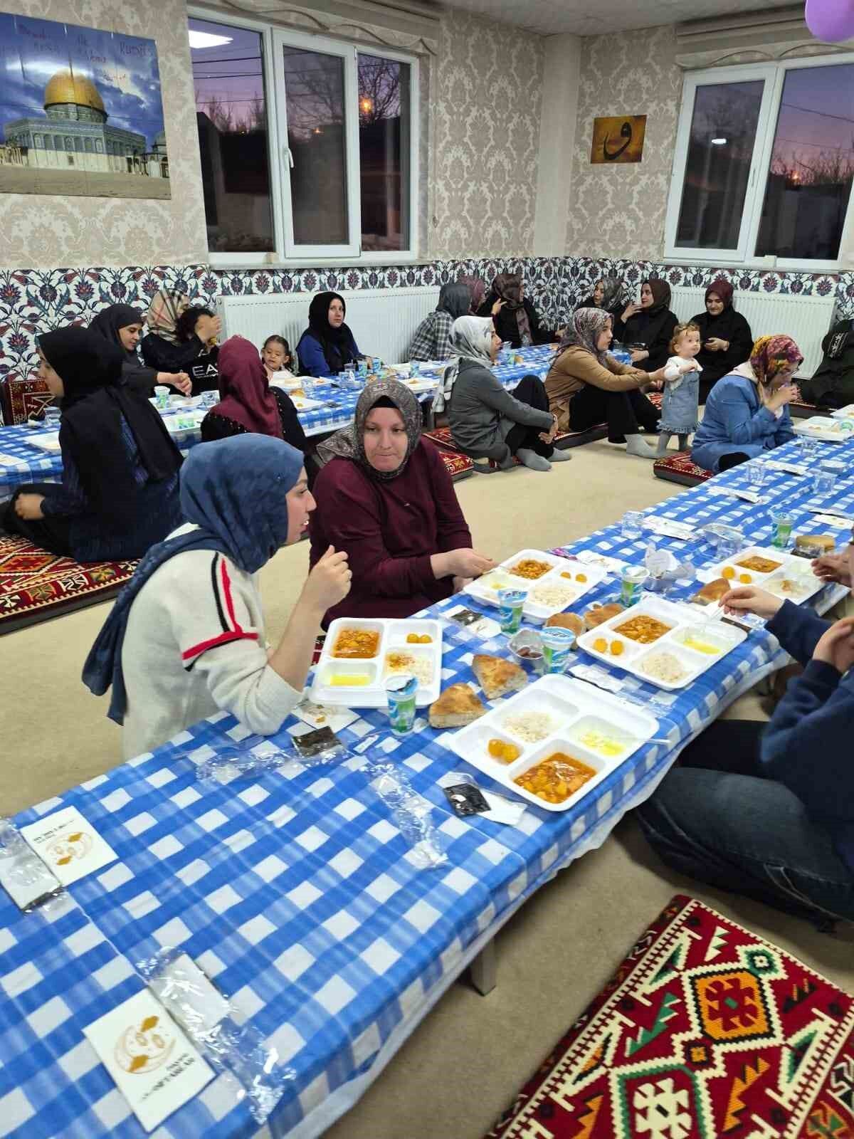 Minik Kur’an Kursu Öğrencileri İftarda Buluştu (2)