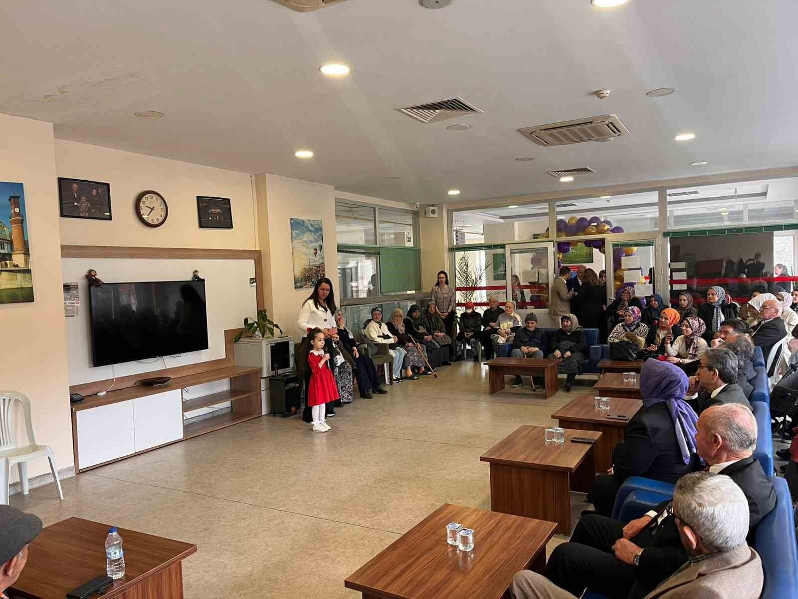 Miniklerden Huzurevi Sakinlerine Anlamlı Ziyaret (1)