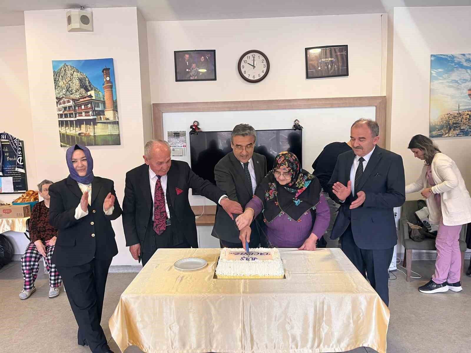 Miniklerden Huzurevi Sakinlerine Anlamlı Ziyaret (2)