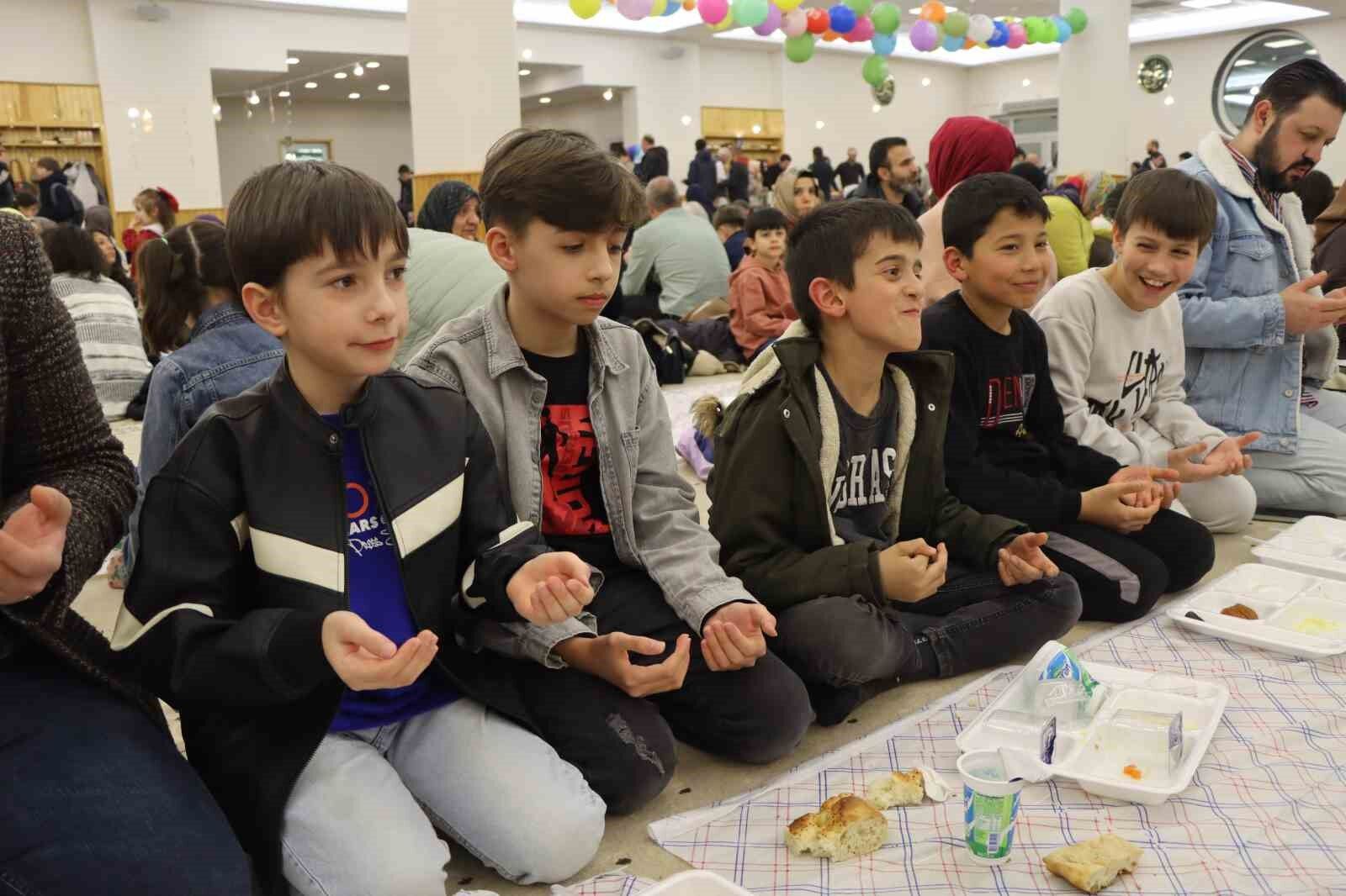 Öğrenci Ve Veliler İftarda Bir Araya Geldi.-1