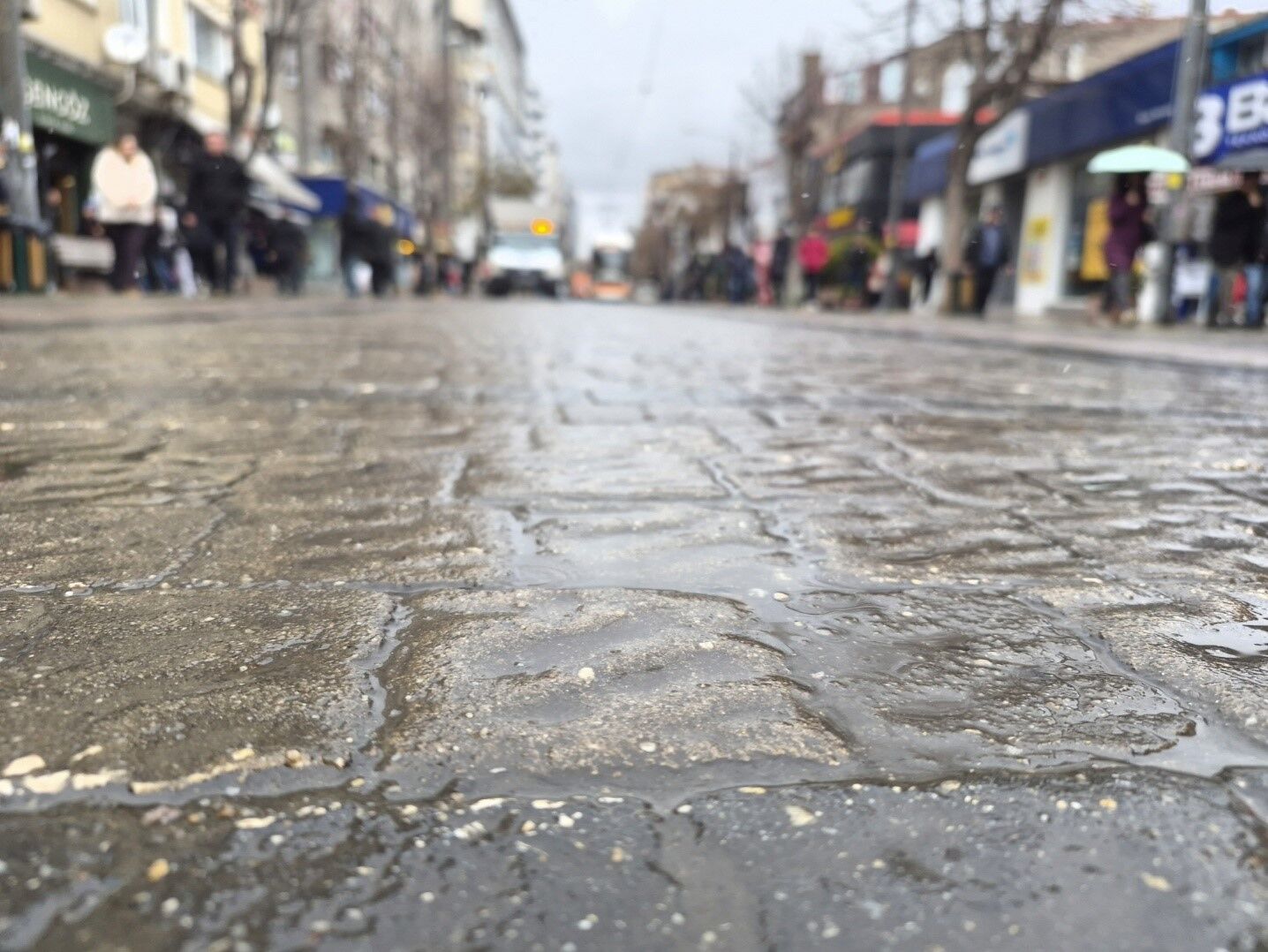 Sağanak Yağış Eskişehir’de Gün Boyu Etkili Oldu (1)