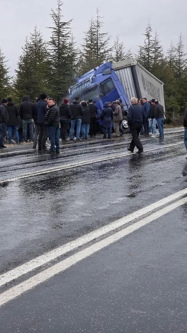 Seyitgazi Yolunda Feci Tır Kazası 3 Kişi Ağır Yaralı (1)
