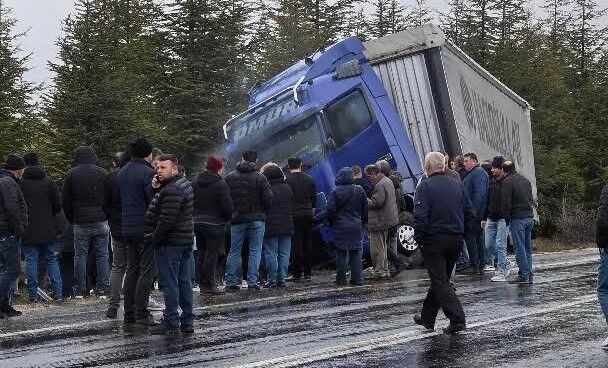 Seyitgazi Yolunda Feci Tır Kazası 3 Kişi Ağır Yaralı (3)