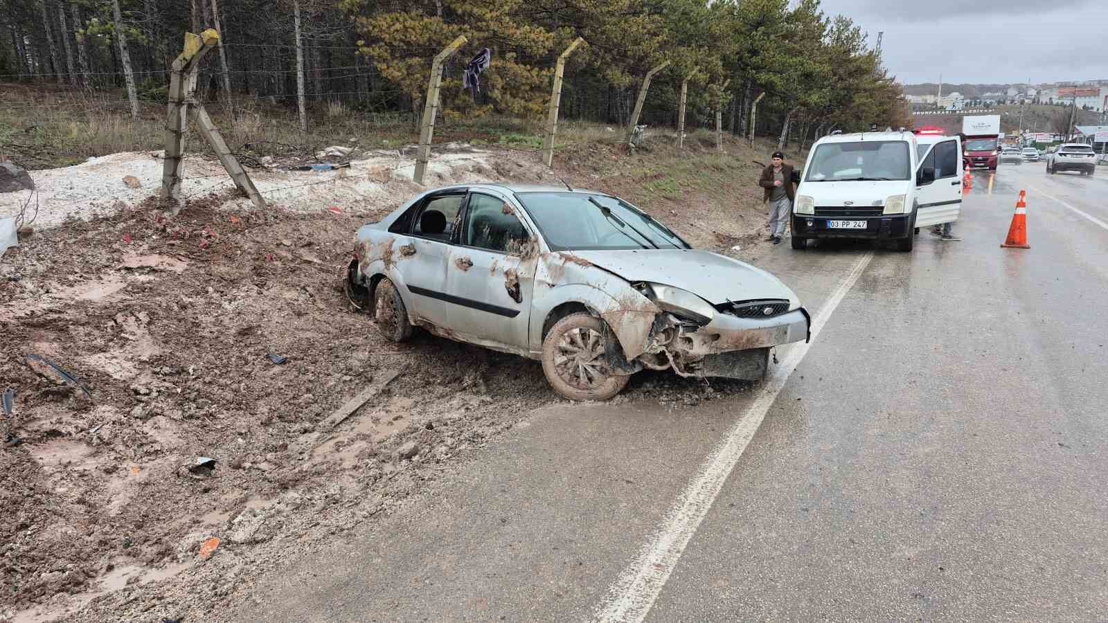 Seyitgazi Yolu’nda Korkutan Kaza Araç Hurdaya Döndü (2)