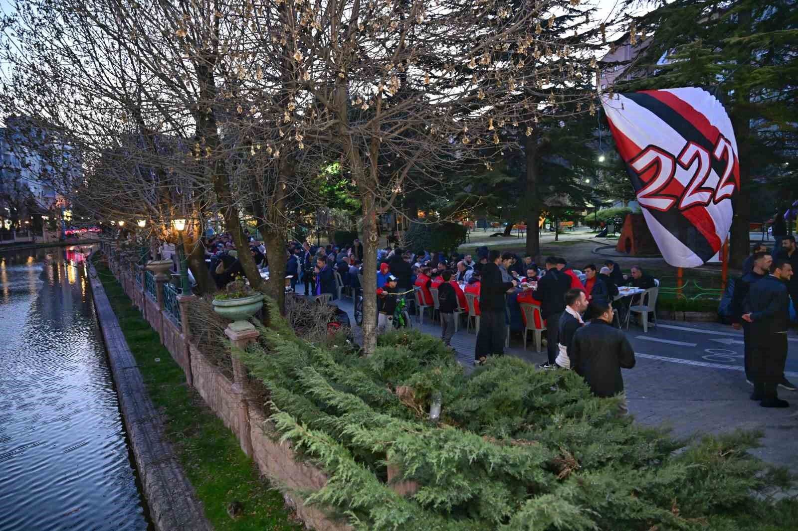 Taraftarlar İftarda Buluştu Vali Yılmaz Destek Sözü Verdi (2)