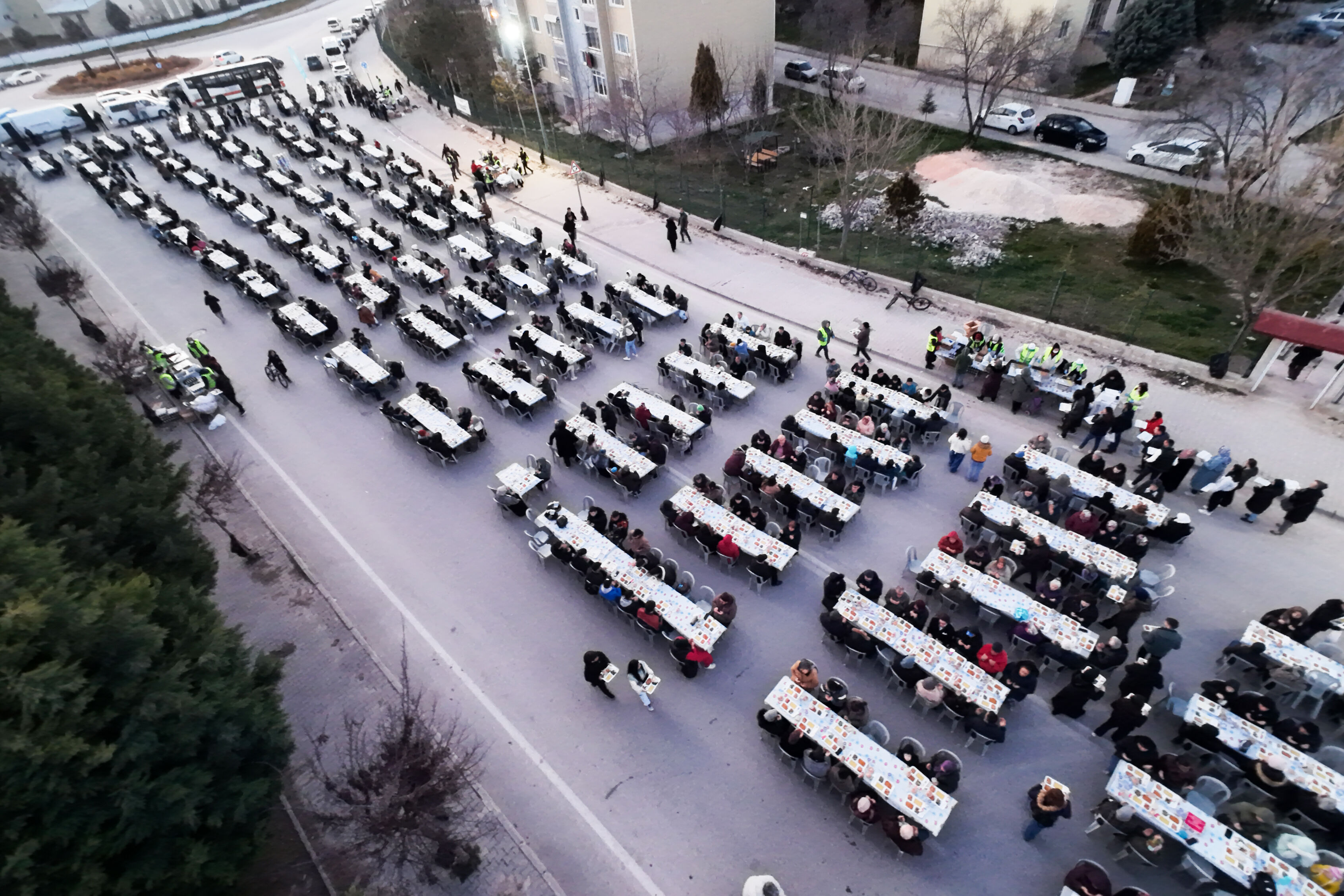 Tepebaşı Belediyesi’nden 3 Bin Kişilik Sokak İftarı (1)