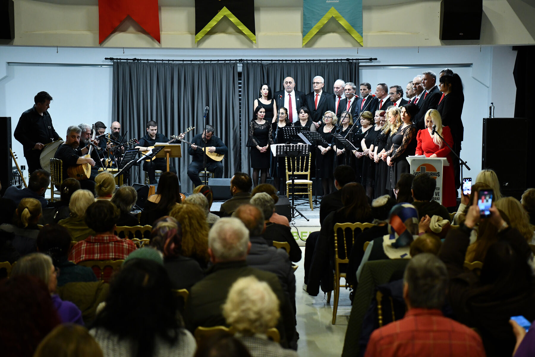 Thm Topluluğu Kadınlar İçin Türküler Söyledi