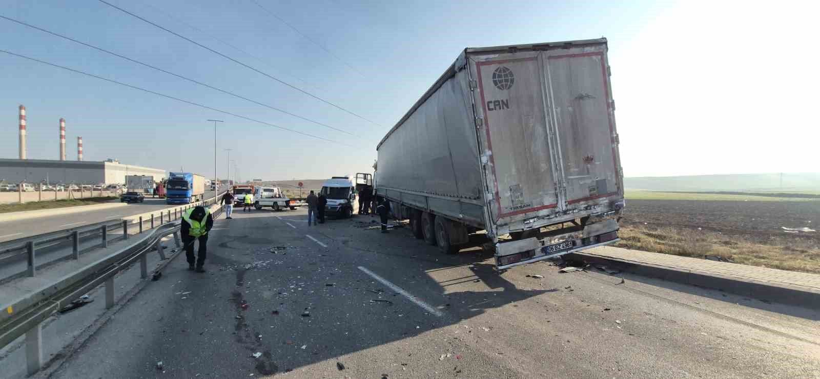 Tır Duramadı, 4 Araca Çarptı12 Yaralı