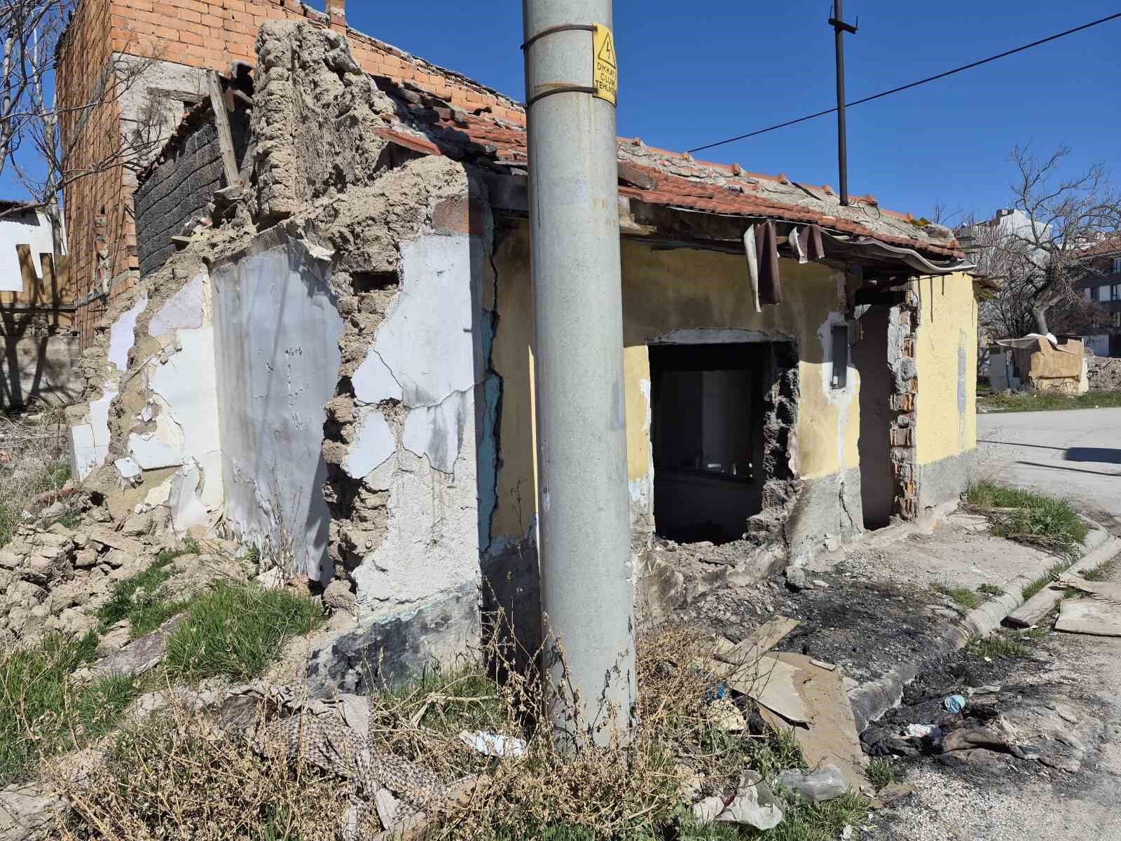 Zafer Mahallesi’ndeki Metruk Evler Tehlike Saçıyor (1)