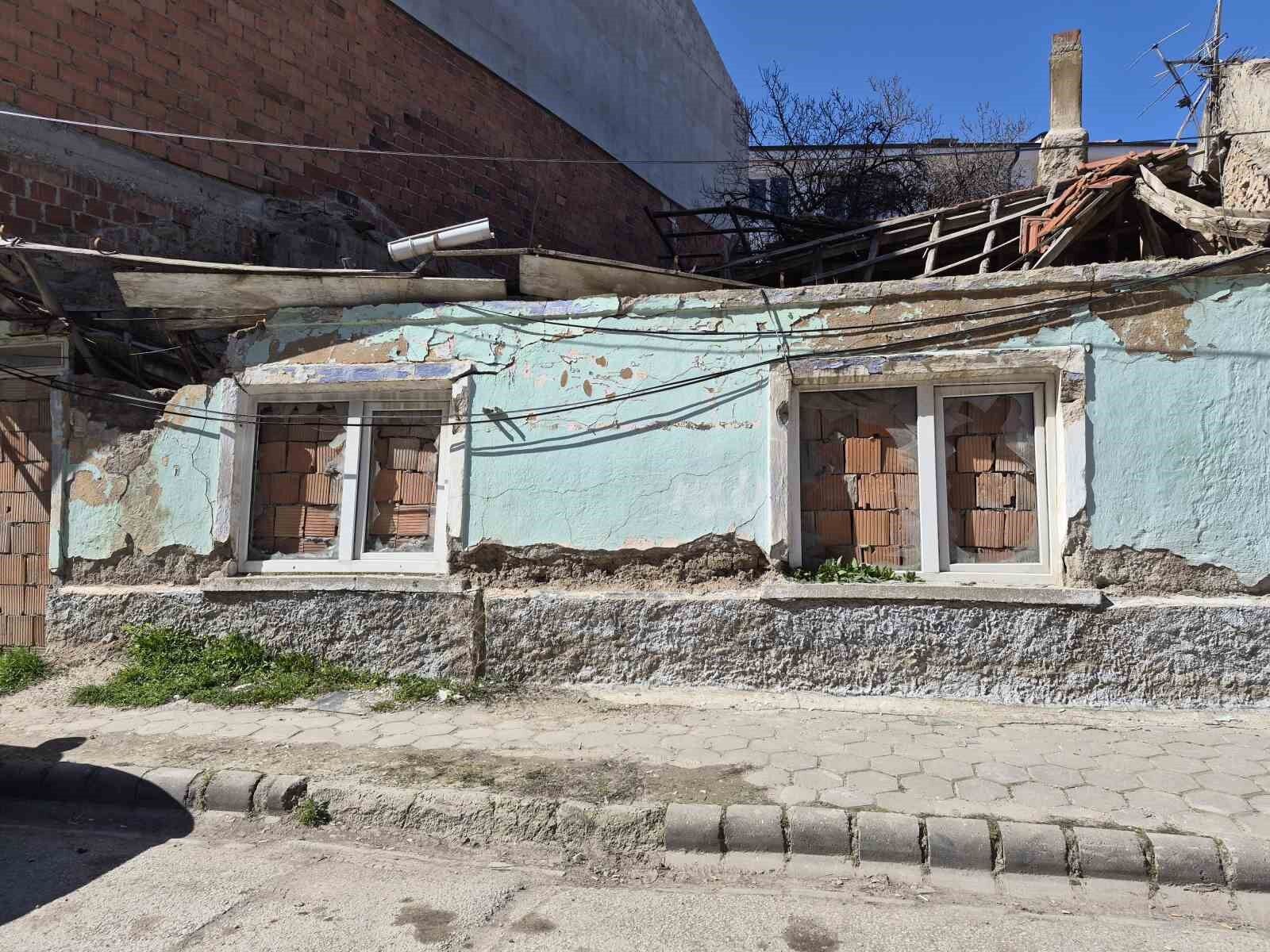 Zafer Mahallesi’ndeki Metruk Evler Tehlike Saçıyor (2)