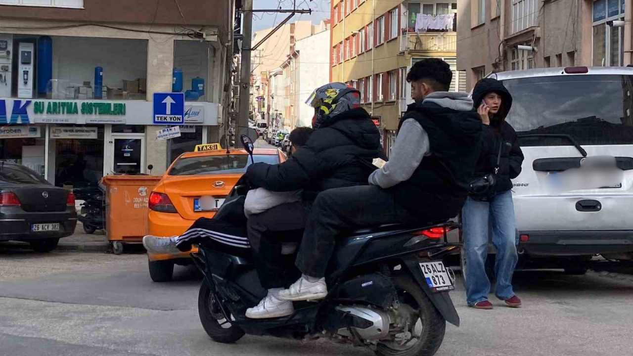 3 Kişi Tek Motosiklette Tehlike Saçtı (2)