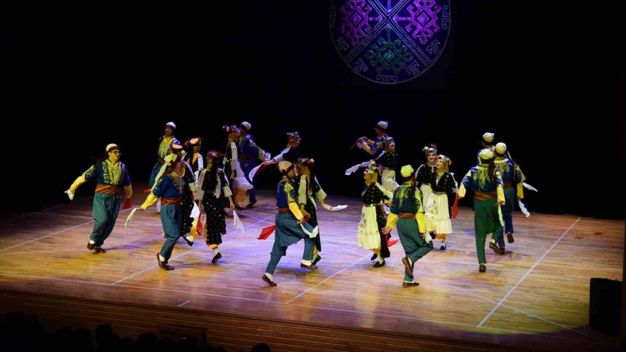 Anadolu’da Halk Dansları Coşkusu Sahneye Taşındı (1)