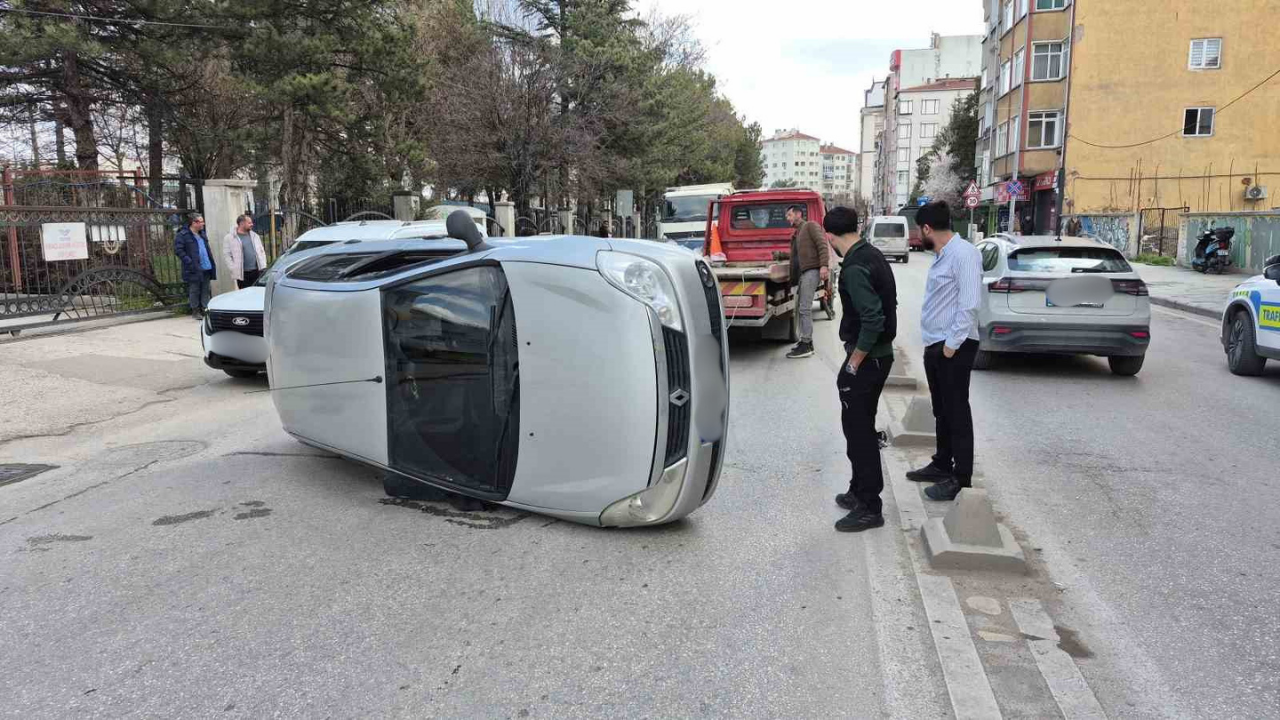 Arabası Yan Yattı, Şans Eseri Yara Almadı (2)