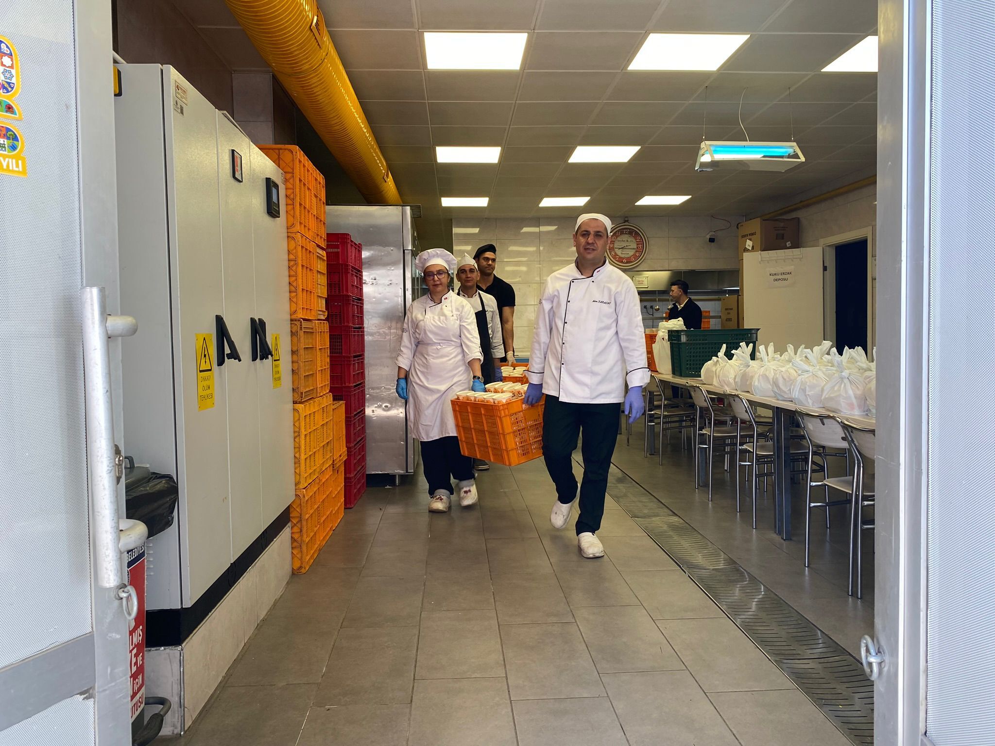 Aşevi Her Gün Binlerce Kişiye Sıcak Yemek Ulaştırıyor (7)