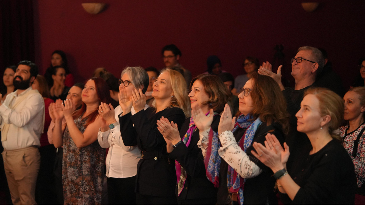 Başkan Ünlüce “Unutmak” Oyununu Izledi (3)-1