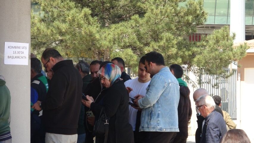 Bursaspor Kombinelerine Büyük İlgi Taraftar Uzun Kuyruklar Oluşturdu (1)