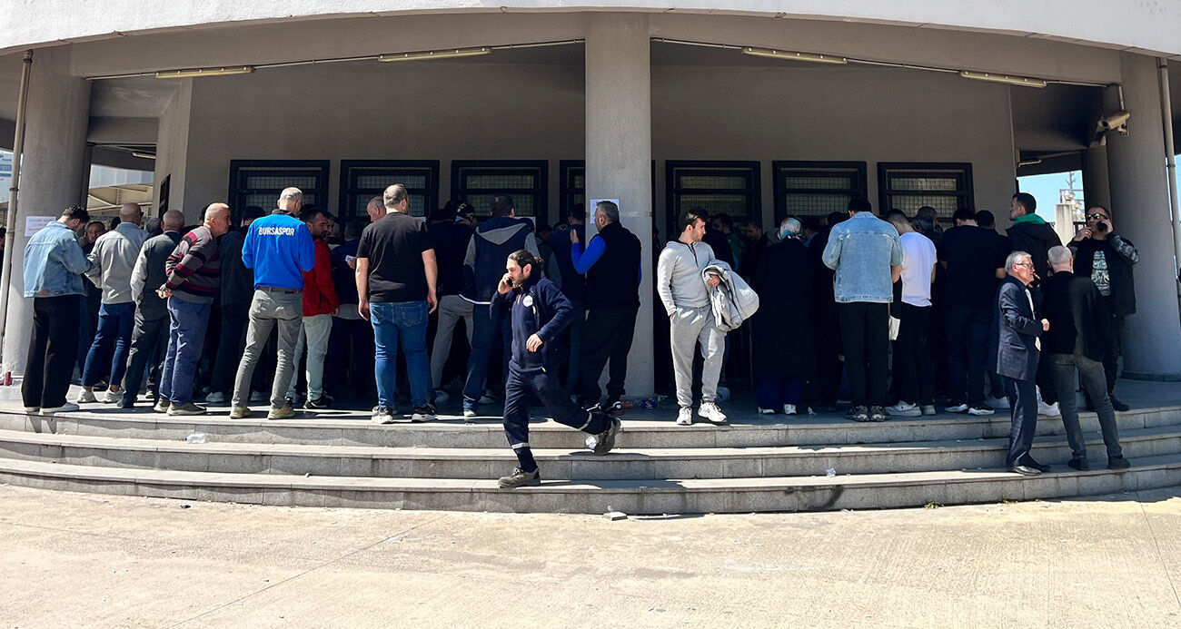 Bursaspor Kombinelerine Büyük İlgi Taraftar Uzun Kuyruklar Oluşturdu (2)