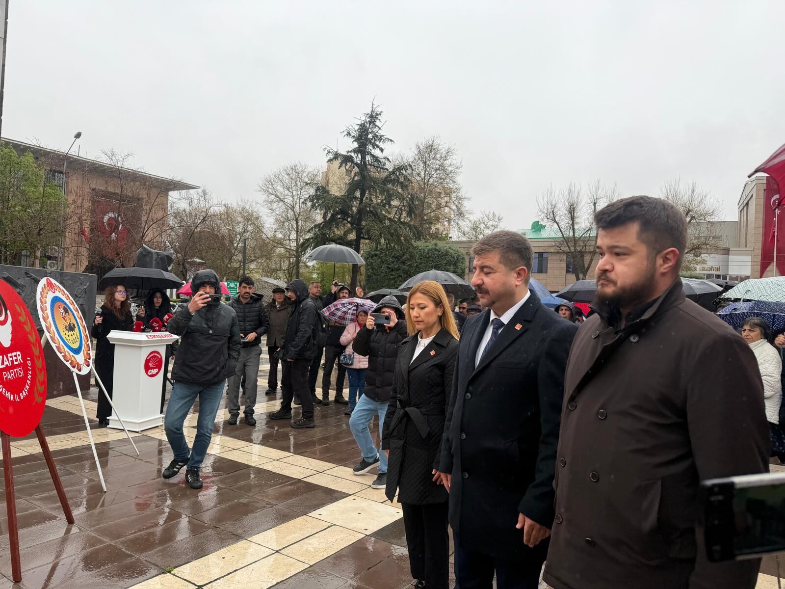 Chp Eskişehir 23 Nisan’da Çelenk Sundu (1)